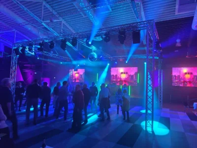 Bunte Lichter und Menschenmenge auf einer Tanzfläche in einem festlichen Veranstaltungsraum. Photo by DJ Mirko Anders