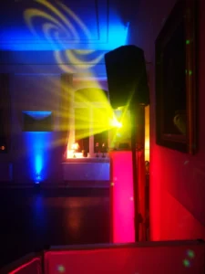 Bunte Lichter und Scheinwerferstrahlen in einem festlichen Raum. Photo by DJ Mirko Anders
