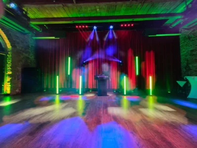 Bunte Lichtstrahlen auf einem Holzboden in einem festlich dekorierten Raum. Photo by DJ Mirko Anders