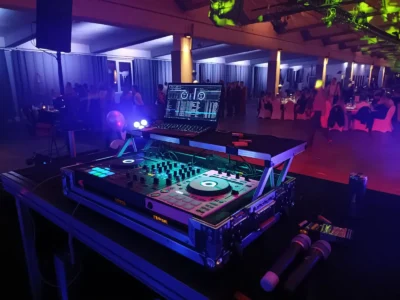DJ-Setup mit Mischpult und Lichtern, Blick auf eine Veranstaltung. Photo by DJ Mirko Anders