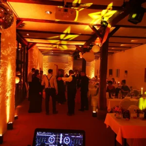 Eine festliche Veranstaltung mit tanzenden Gästen und stimmungsvollem Licht. Photo by DJ Mirko Anders