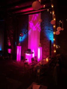 Eventlocation mit bunten Lichtern, einer DJ-Anlage und festlicher Dekoration. Photo by DJ Mirko Anders