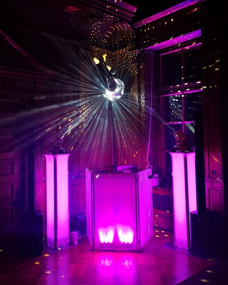 DJ Mirko Anders – Hochzeit im Schloss Bunte Discokugel reflektiert Licht in einem stilvollen Raum mit pinken Säulen.