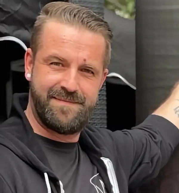 DJ Mirko Anders DJ Mirko Anders zeigt auf ein Werbeplakat für Hochzeitsevents.