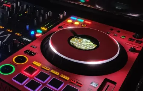 DJ Mirko Anders – Hochzeits-DJ Controller DJ-Pult mit bunten Lichtern, Plattenspieler und elektronischen Steuerungen.