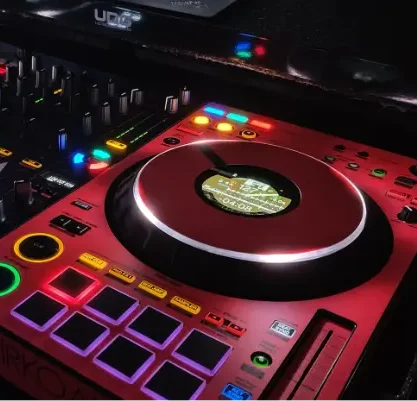 DJ Mirko Anders – Hochzeits-DJ Controller DJ-Pult mit bunten Lichtern, Plattenspieler und elektronischen Steuerungen.