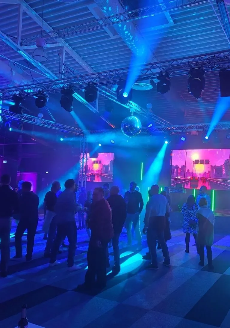 DJ Mirko Anders – Hochzeits-DJ Controller DJ-Pult mit bunten Lichtern, Plattenspieler und elektronischen Steuerungen.